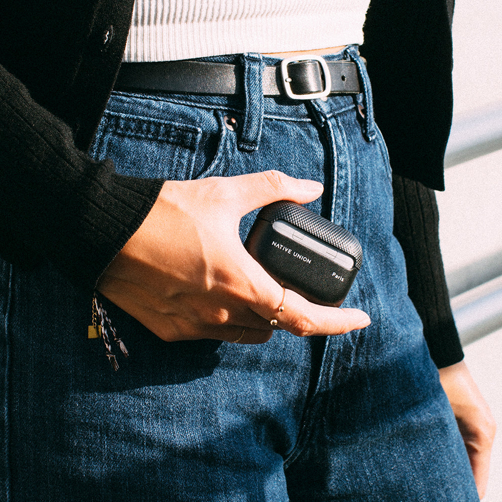 Apple AirPods Pro 2 Kılıf Qi M-Safe Şarj Özellikli Native Union RE Classic Serisi Suni Deri Kapak