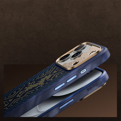 Apple iPhone 18 Pro Max Kılıf M-safe Şarj Özellikli Yükseltilmiş Kamera Çerçeveli Karbon Fiber Tasarımlı Benks Knight ArmorPro Kevlar Kapak