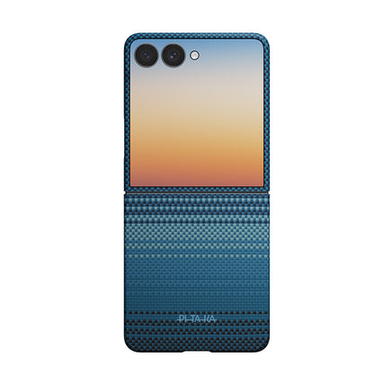 Galaxy Z Flip 8 Kılıf M-safe Şarj Özellikli Aramid Karbon Fiber Pitaka Tactile Woven Sunset-Moonrise Serisi Kapak